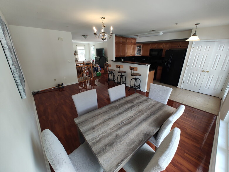 Building Photo - 2147 Hideaway Ct
