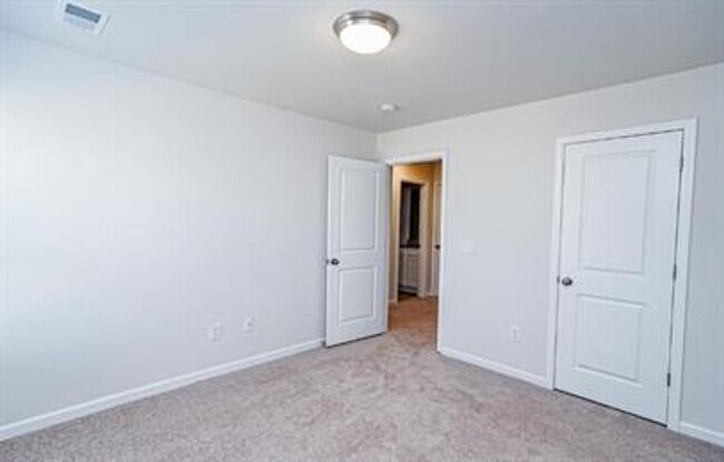 Building Photo - Spacious 3/2 Available Now!