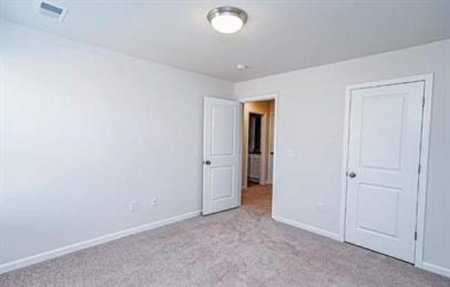 Building Photo - Spacious 3/2 Available On October 1st!
