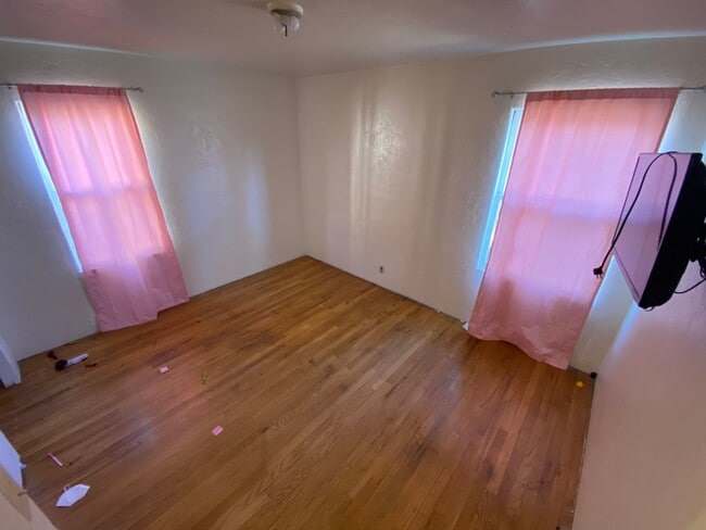 Building Photo - Two Bedroom Apartment Centrally Located on 24th and W 2nd Ave