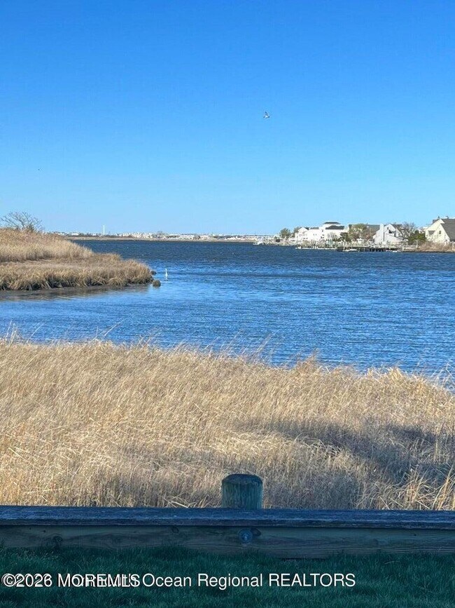 Building Photo - 25 Meadow Ave