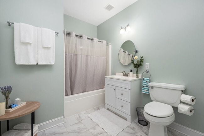 Building Photo - Stylish 3-bedroom townhome in Vermillion in Hustersville