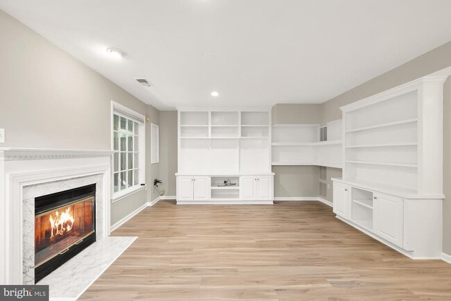 Building Photo - 5527 Sully Lake Dr