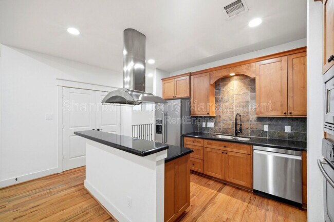 Building Photo - 2323 Sperber Ln