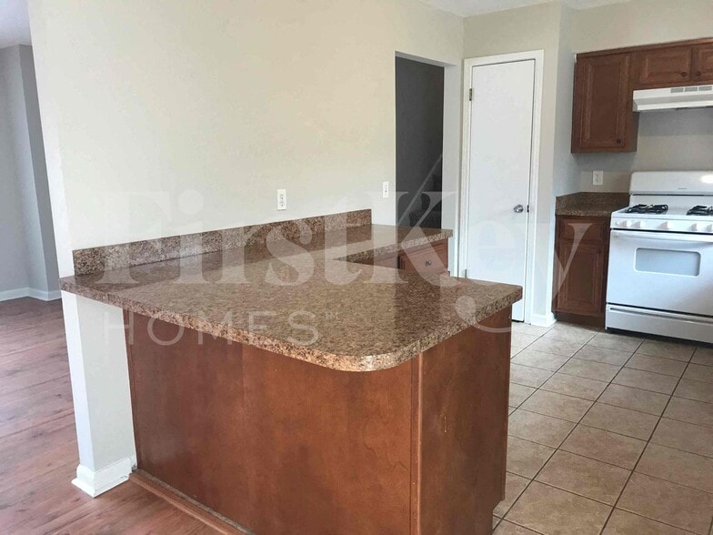 Building Photo - 1006 Hicksmil Ct SW