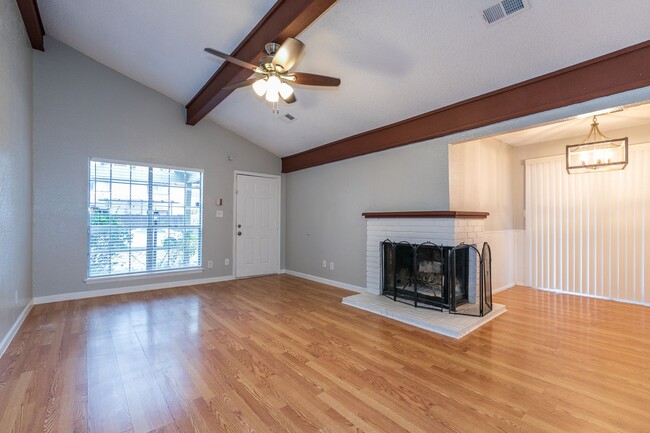 Building Photo - 2 Bed | 1.5 Bath East Tulsa with Spacious Back yard!
