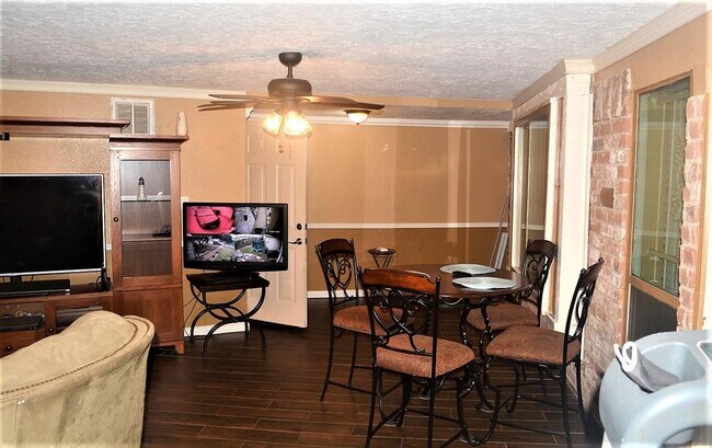 Building Photo - 12542 Wrenthorpe Dr