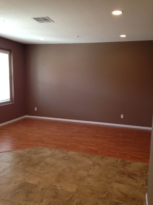 Building Photo - 40211 Rosewell Ct