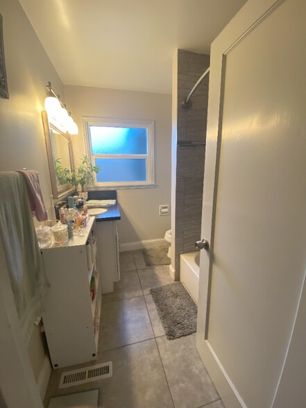 Building Photo - 615 Fremont Way