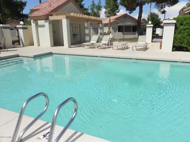 Building Photo - 1120 N Val Vista Dr