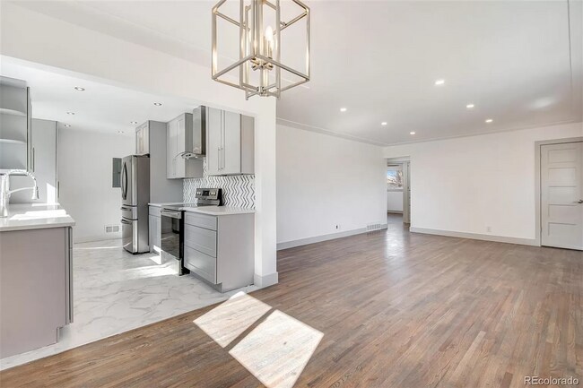 Building Photo - Gorgeous 5 Bedroom 2 1/2 Bathroom Littleto...