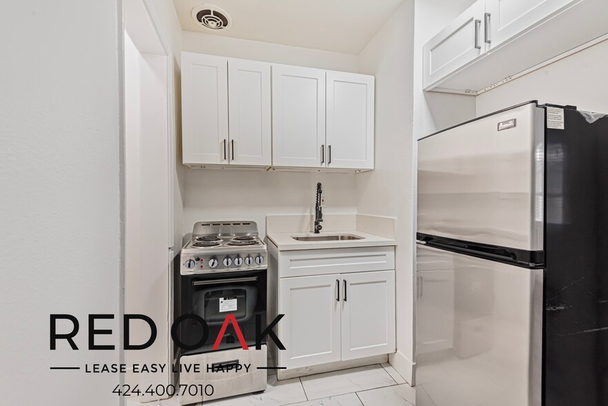 Building Photo - 851 S Kenmore Ave