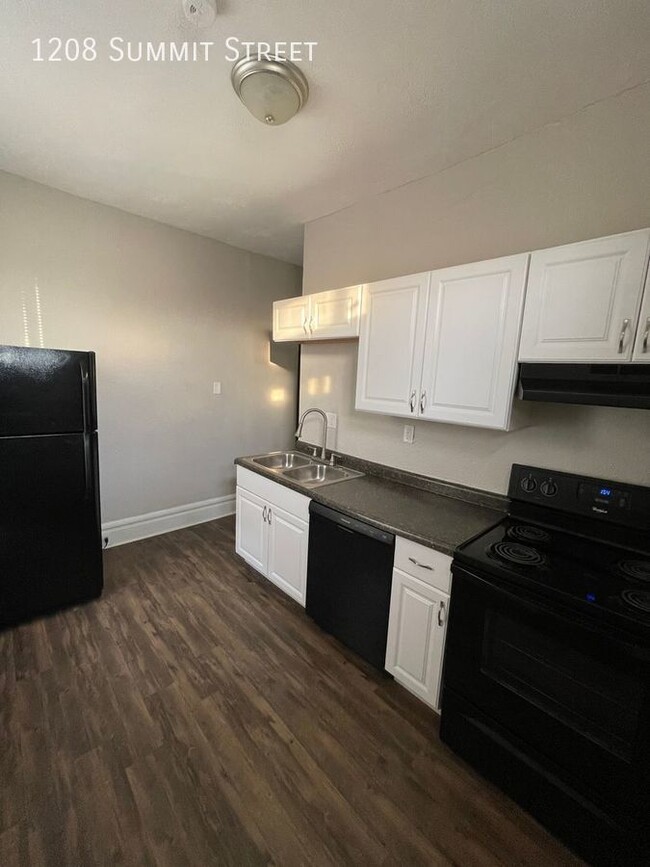 Building Photo - 1 Bed On Summit Street - Near Campus/ Shor...