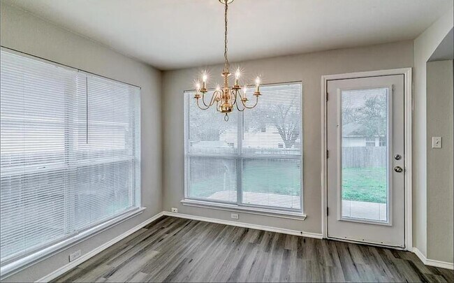 Building Photo - 702 Thrush Dr