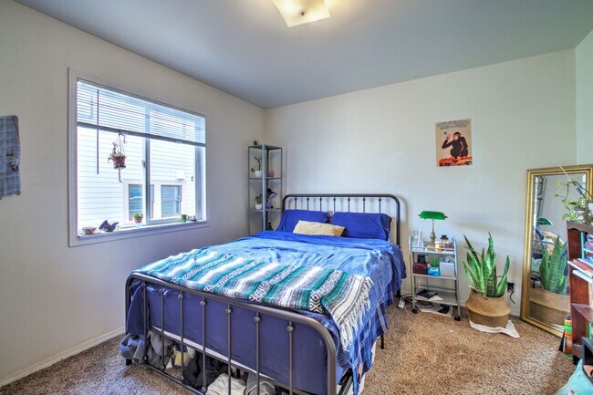 Building Photo - 8 Bedroom home in the Heart of the U-district