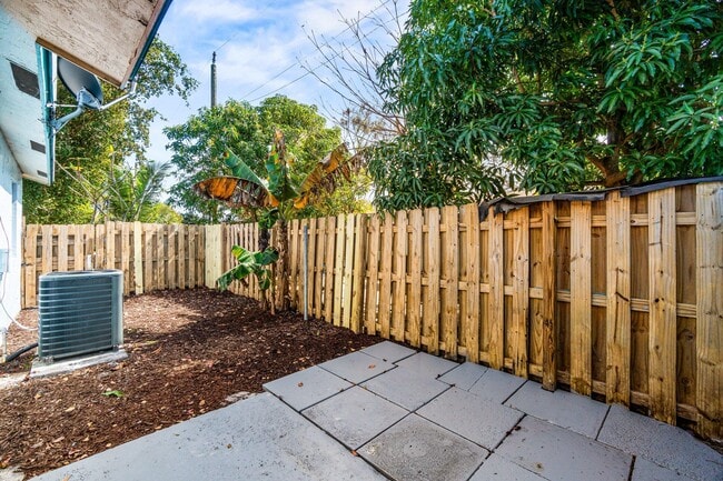 Building Photo - 4881 Gulfstream Rd