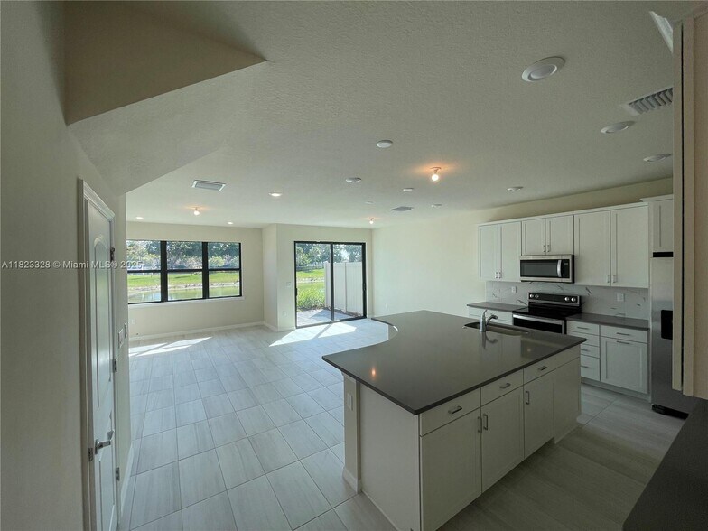 Building Photo - 2112 Appleton Cir S
