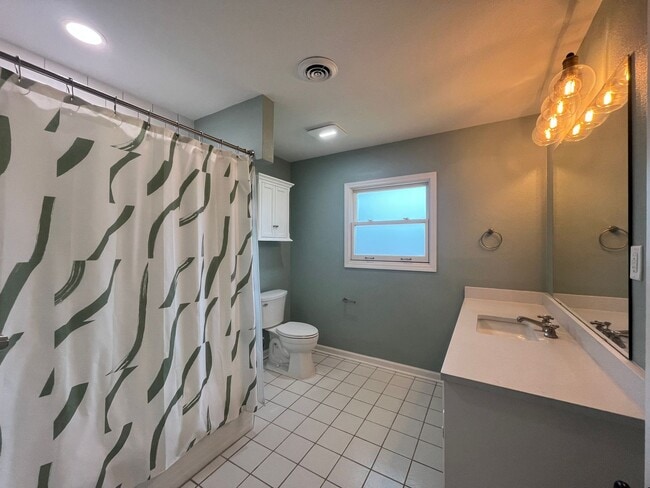 Building Photo - UPDATED HOME IN LAMAR PARK!!