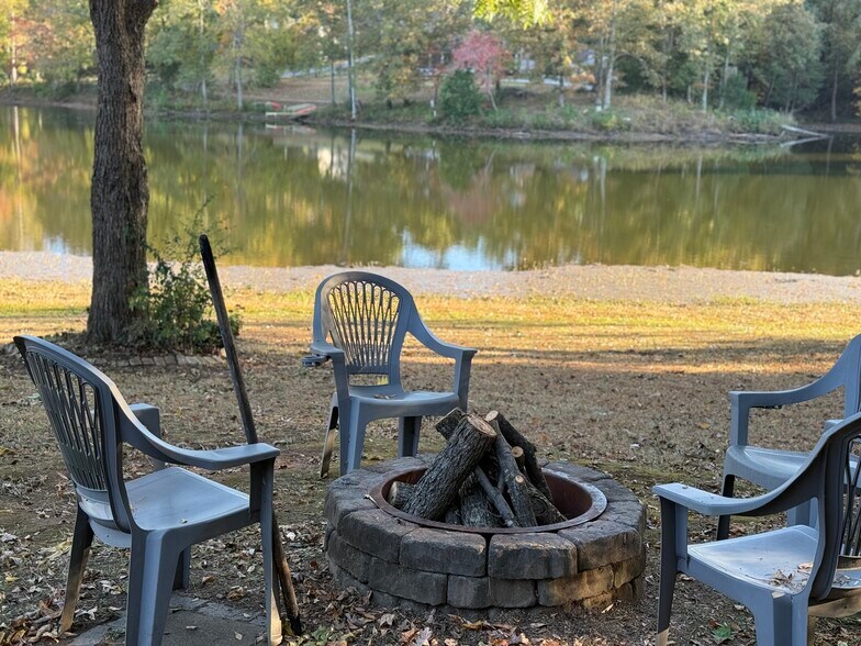 Awesome fire pit - 1011 Lake Shore Dr