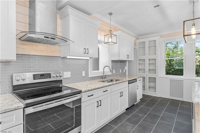 Building Photo - One-of-a-Kind 6-Bedroom Property