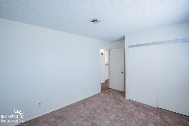 Building Photo - Beautifully Updated 2Bdm 1Ba Unit in a Gated Community