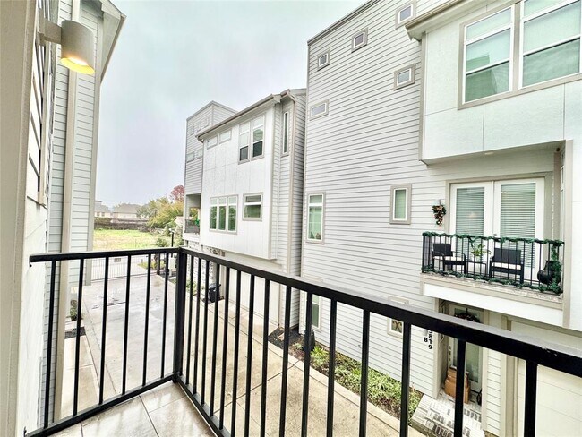 Building Photo - 5823 Fairdale Ln
