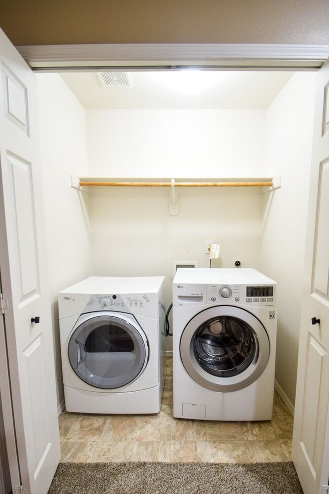 Building Photo - Move In Special!  $1000 Off!  Beautiful Spacious Home!