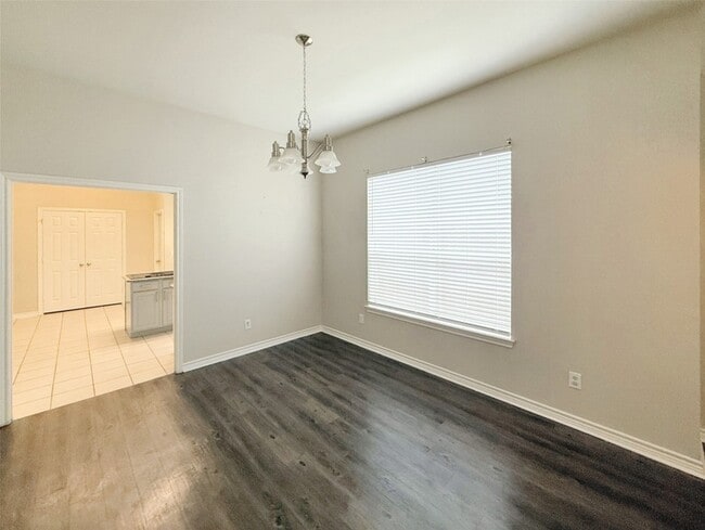 Building Photo - 3104 Hoffman Dr