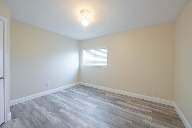 Building Photo - 529 W Metcalfe St