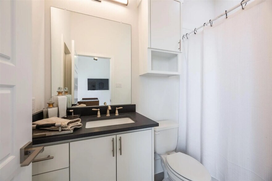 Building Photo - Room in Duplex on Avenue L