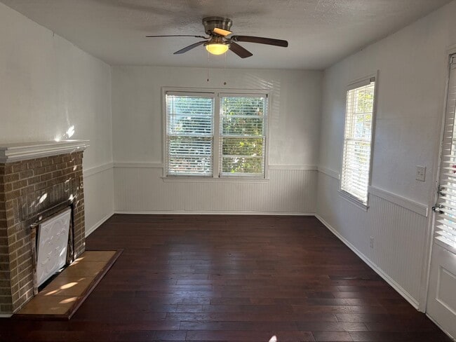 Building Photo - Charming 2-Bedroom, 1-Bath Home with Hardwood Floors & Cozy Enclosed Porch