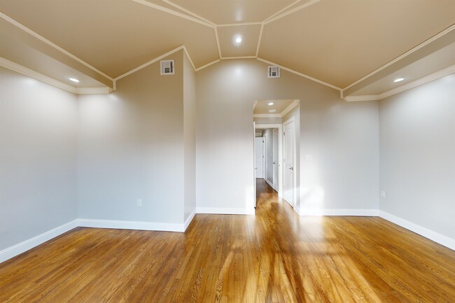 Building Photo - 59B Bleecker St