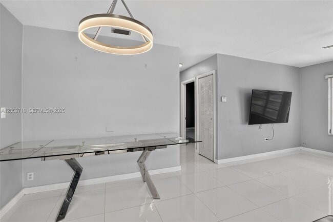 Building Photo - 2331 Flamingo Dr