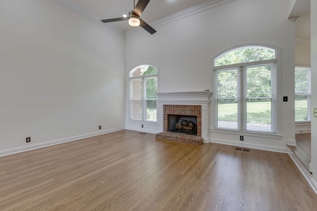 Building Photo - 4-Bed/4-Bath in Brentwood-- Walk to Kenros...