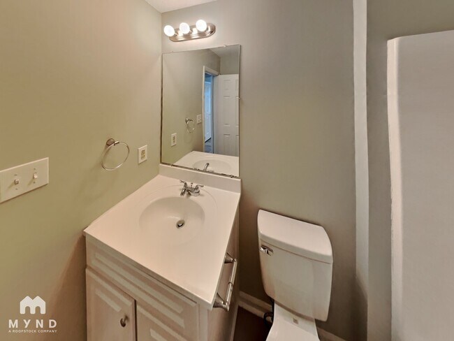 Building Photo - 204 Dovewood Ln