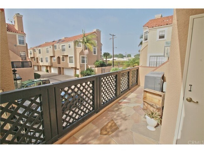 Building Photo - 815 W 15th St