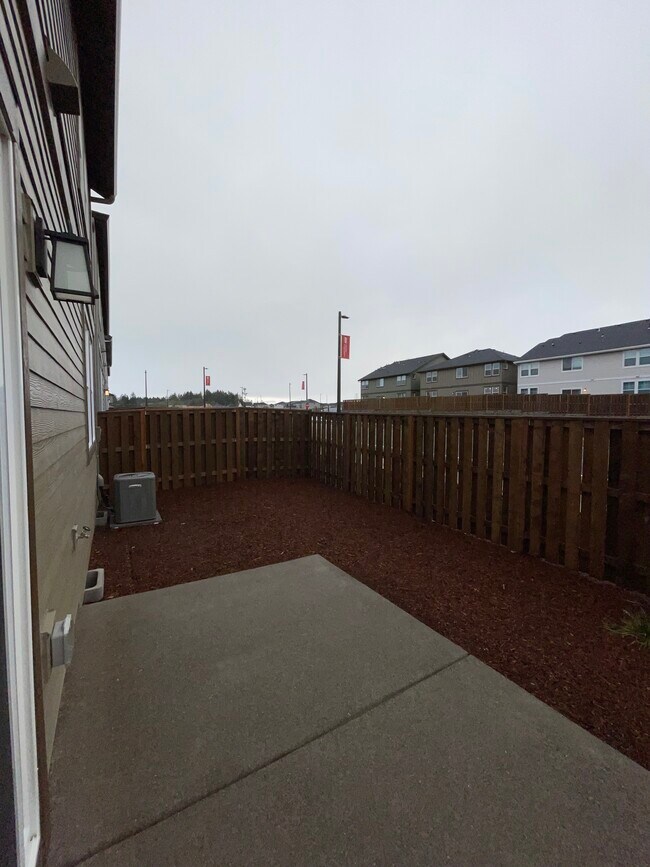 Building Photo - 18405 SW Buckhorn Dr