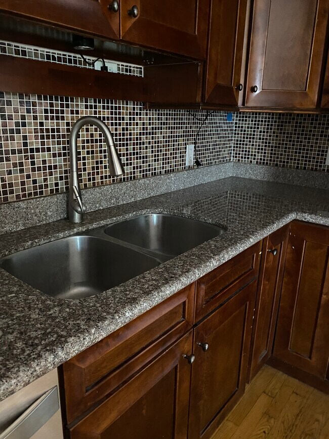 Building Photo - 327 38th St