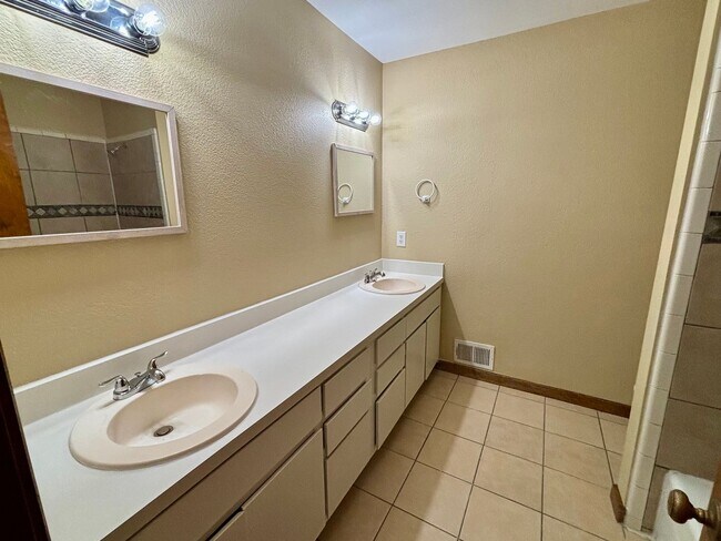 Building Photo - 2021 N Oak Dr