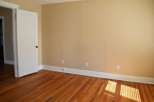 Building Photo - 3904 Fountain Ter