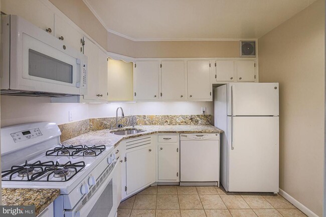 Building Photo - 3535 Chevy Chase Lake Dr