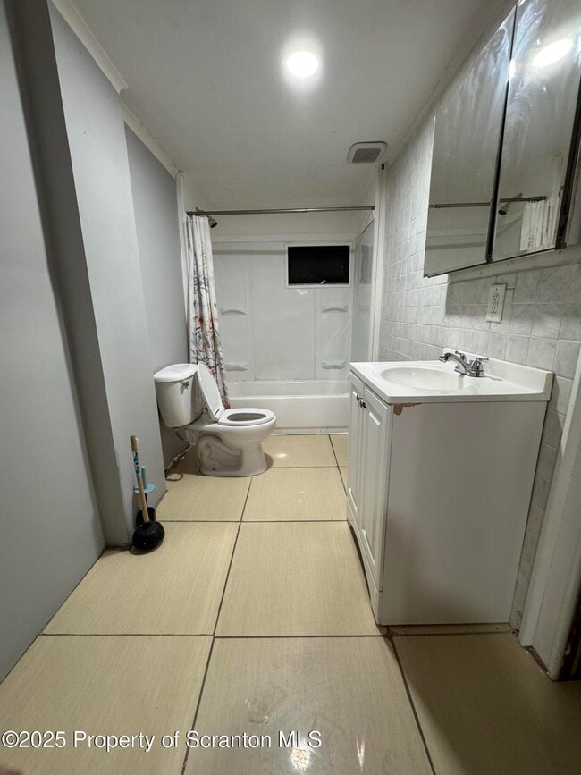 Building Photo - 618 Deacon St