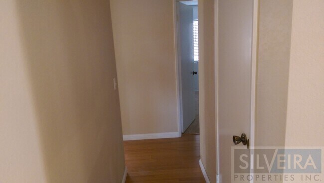 Building Photo - Captivating 3 bed 2 bath home in South Santa Maria.