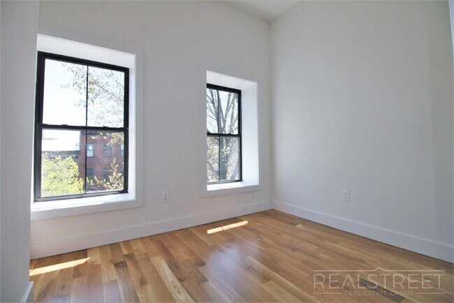 Building Photo - Brand NEW 4 Bed 1 Bath Floor-Thru Brownsto...