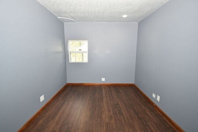 Building Photo - Mishawaka 4 bedroom with a Primary suite a...