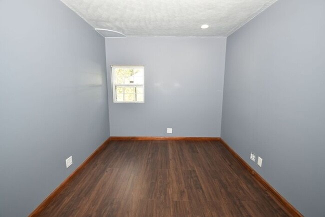 Building Photo - Monthly Rent Reduded! Mishawaka 4 bedroom with a Primary suite and 2 car garage on a large lot