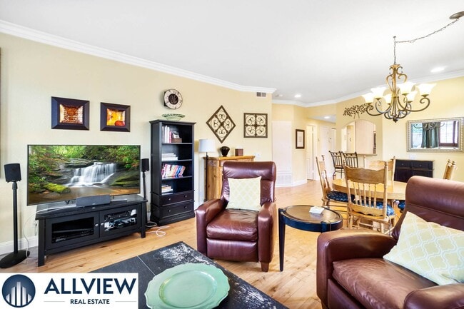 Building Photo - Fully Furnished Townhome with Attached Gar...