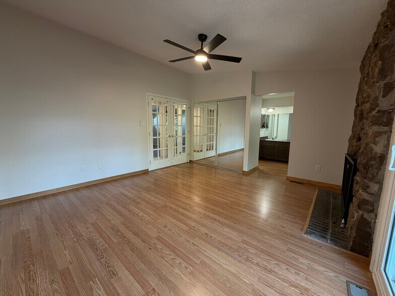 Building Photo - 1140 Cenotaph Cir