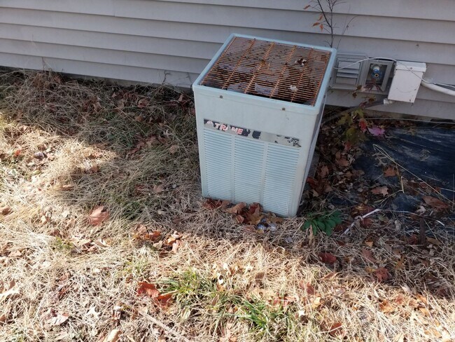 Building Photo - NO SECURITY DEPOSIT for OCTOBER MOVE IN! A...