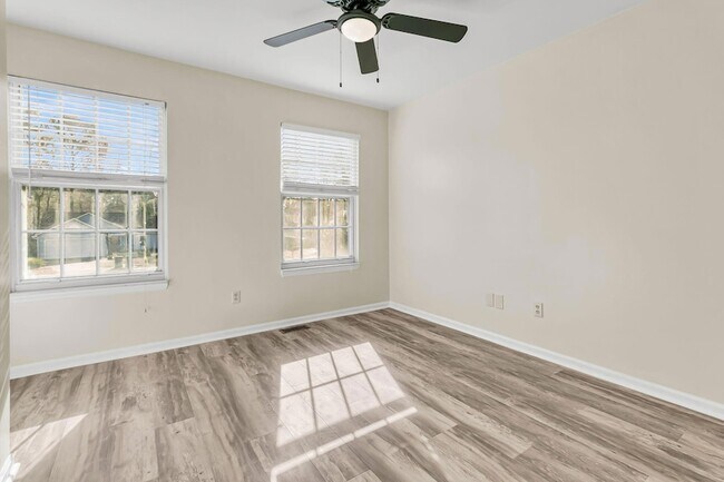 Building Photo - 121 Sully St